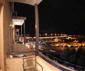 纳夫普利翁Vida Residential Apartments的阳台,晚上可欣赏到城市景观