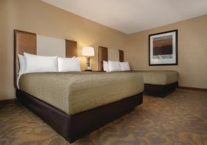 拉斯维加斯Circus Circus Hotel, Casino & Theme Park的酒店客房,设有两张床和一盏灯