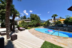 梅拉诺索恩伯格酒​​店的一个带游泳池和度假村的后院