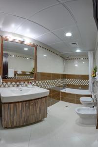 德尔拉套房豪华酒店的一间浴室