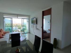 圣玛尔塔Costa Azul Suites 906的客厅配有沙发和桌椅