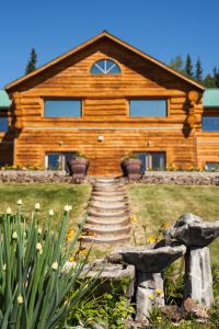 费尔班克斯A Taste of Alaska Lodge的小木屋前方设有楼梯