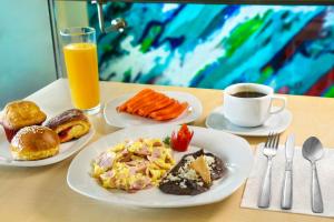 瓦哈卡市Life Hotel的餐桌,早餐盘和咖啡盘