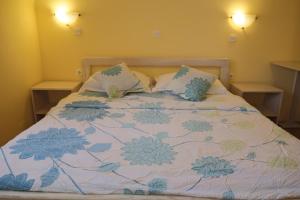 洛夫兰Guest house Ivo的一张带蓝色和白色毯子及枕头的床