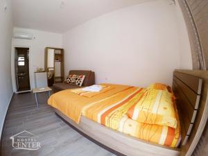 乌尔齐尼Hostel Center的一间卧室配有一张床和一张沙发