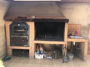 阿桂拉斯Casa Rural Aguilas (Murcia), Venta San Felipe的室外厨房配有砖炉和水槽