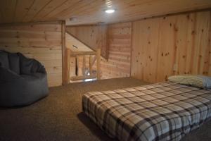 艾兰帕克迪夫特旅馆的小木屋内一间卧室,配有一张床
