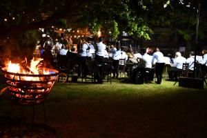Termas de Salto Grande奥拉希奥基罗加酒店的一群人坐在公园的火堆旁