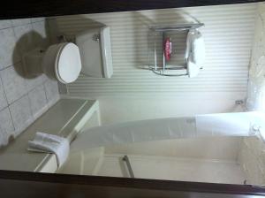 Travelodge Inn & Suites by Wyndham Norman的一间浴室