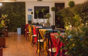 昆卡Hotel La Farola的一排带彩色桌布的桌子