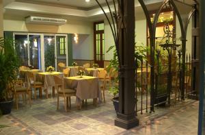 Hotel Plaza Rafaela餐厅或其他用餐的地方