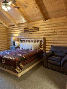 潘圭奇Countryside Cabins的小木屋卧室配有床和沙发