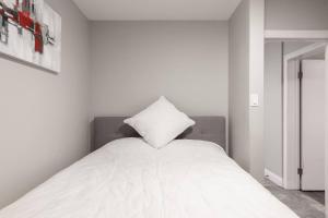 ENTIRE 2 BEDROOM APARTMENT UPTOWN WATERLOO - e1客房内的一张或多张床位