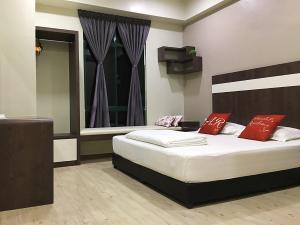 马六甲Amadel Residence 爱媄德民宿 14的一间卧室设有两张床和窗户。