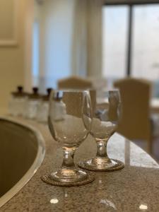 艾卜哈My Villa Abha的两杯酒杯坐在水槽旁边的柜台上