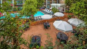 尼亚加拉瀑布贝斯特韦斯特升级卡恩罗夫特酒店的享有带桌子和遮阳伞的游泳池的顶部景致