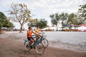 吉利阿尔贝德罗旅馆的海滩上的2人骑车