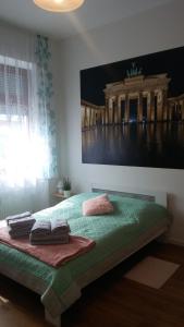 柏林Ferienwohnung 3的一间卧室配有一张壁画床