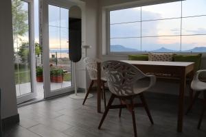 福纽德Exclusive Beachfront Villa的一间带桌椅和窗户的用餐室