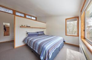 福尔斯克里克里普罗山林小屋的一间设有床铺的卧室,位于带窗户的房间内