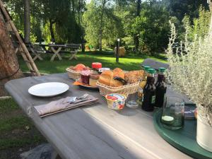 RailaLandgasthof Wetteraperle的野餐桌,包括食物篮和葡萄酒
