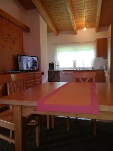 伊布斯河畔格施特灵Ferienhof Kirchau的一间带桌子的客厅和一间厨房