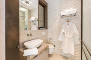 马德里The Garden Suites的白色的浴室设有水槽和镜子