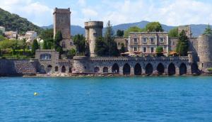 曼德琉-拉纳普勒奥苏耶芳酒吧及酒店的一座大城堡,一座水体上的桥梁