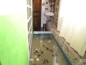 CosPosada Trisileja的浴室的地板上设有水池