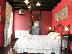 CosPosada Trisileja的卧室设有红色墙壁,配有一张床