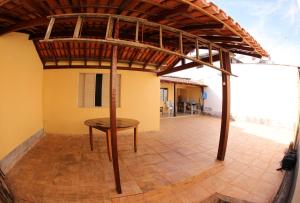 皮乌米Recanto Novo Piumhi的开放式庭院,配有桌子和大楼