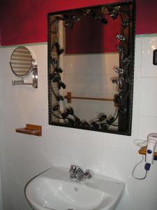 CosPosada Trisileja的一间带水槽和镜子的浴室