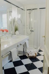 策勒考尔奈斯兰德豪斯罗曼蒂克酒店的白色的浴室设有水槽和淋浴。
