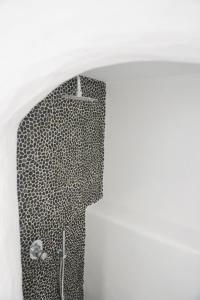 纳克索乔拉加里尼酒店的一间带黑色和白色淋浴的浴室
