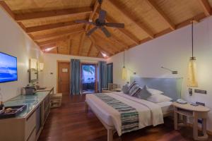 丹格迪维拉蔓豪岛度假酒店的一间卧室配有一张大床和吊扇