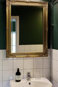 JärpenHotel Kallgården的一间带镜子和水槽的浴室