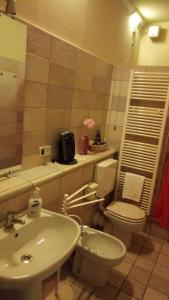 曼托瓦Corte Posta B&B的浴室配有盥洗盆、卫生间和盥洗盆。