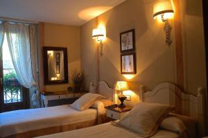 萨尔维塞弗莱卡酒店的一间卧室配有两张床、镜子和灯