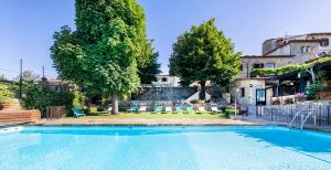 拉达-因基安蒂Relais Vignale & Spa的一座房子后院的游泳池