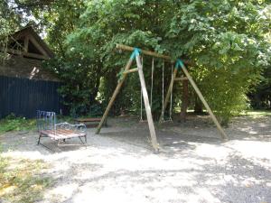 Plerguer特里-洛吉度假屋的公园内摆有长凳的秋千
