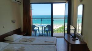 阳光海滩Hotel Shipka Beach - Free parking的酒店客房设有一张床,享有海景。