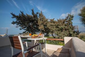 斯泰里达Gratsias Luxury Apartments Naxos的海景阳台上的桌椅