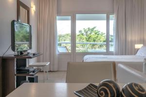 瓦勒里亚德玛瓦莱里娅海滩公寓的酒店客房,配有床和电视