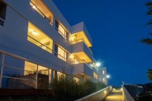 瓦勒里亚德玛瓦莱里娅海滩公寓的夜间公寓大楼,灯光照亮