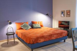 斯特雷萨Casa Diverio的一间卧室配有一张带橙色毯子的大床