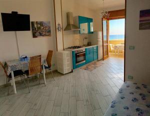 Bilocale Punta Rosa - Fronte Spiaggia的厨房或小厨房