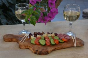 安迪帕罗斯岛ThalaSEA - village Antiparos的木板,带蔬菜和两杯葡萄酒