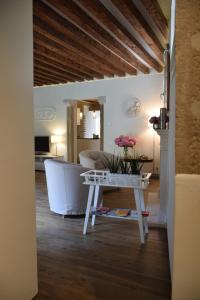 威尼斯Ca' Corte San Rocco的客厅配有白色的沙发和带鲜花的桌子