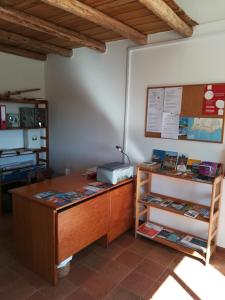 拉戈斯Quinta do Maranhão的一个带木桌和书架的办公室