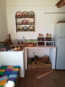 拉戈斯Quinta do Maranhão的厨房配有柜台和冰箱。